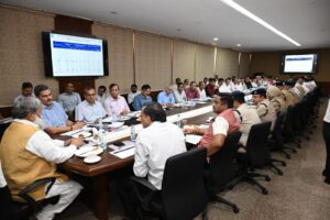 अनिल विज बिजली विभाग के अधिकारियों के साथ बैठक करते हुए