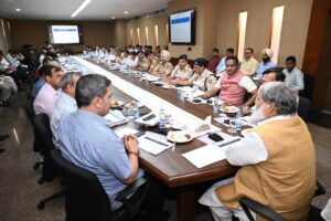 अनिल विज बिजली विभाग के अधिकारियों के साथ बैठक करते हुए