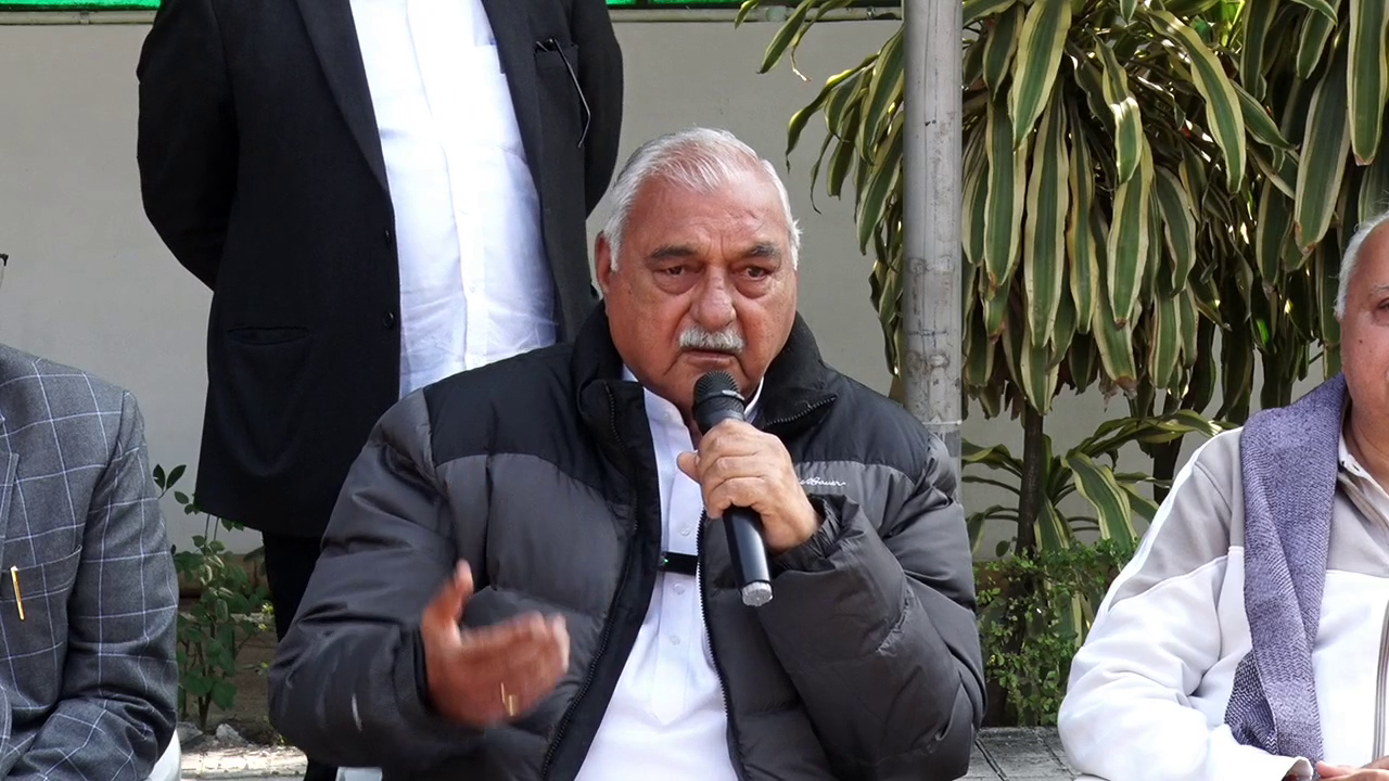 Bhupinder Hooda on Haryana Government: भाजपा के मंत्रियों की बयानबाजी पर पूर्व मुख्यमंत्री हुड्डा ने ली चुटकी, बोले-ये टूटी-फूटी पार्टी